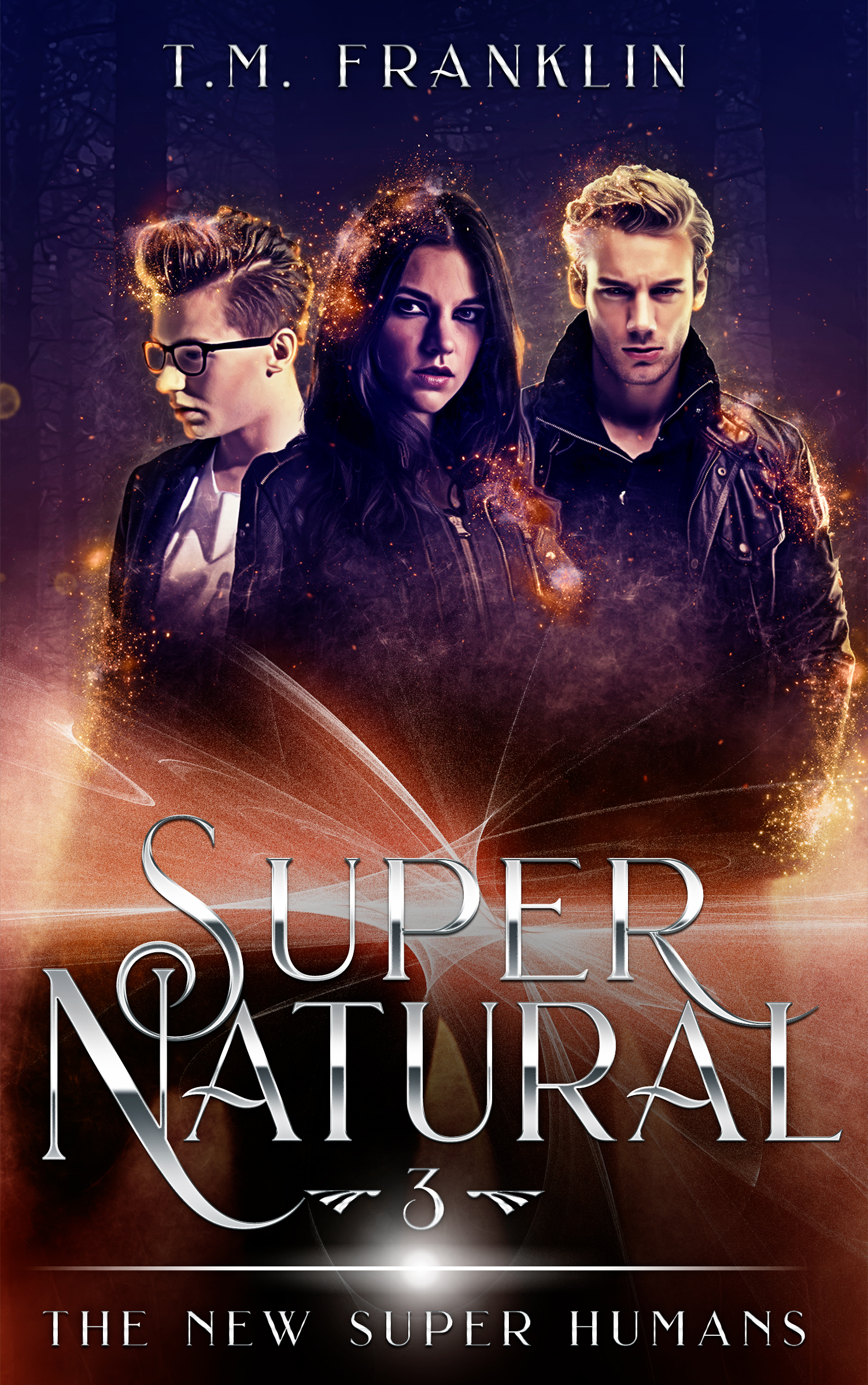 Drei junge Erwachsene stehen vor einem dunklen Wald, von funkelnder, magischer Energie umgeben. Der Titel „Super Natural“ ist in silberner Schrift gesetzt.