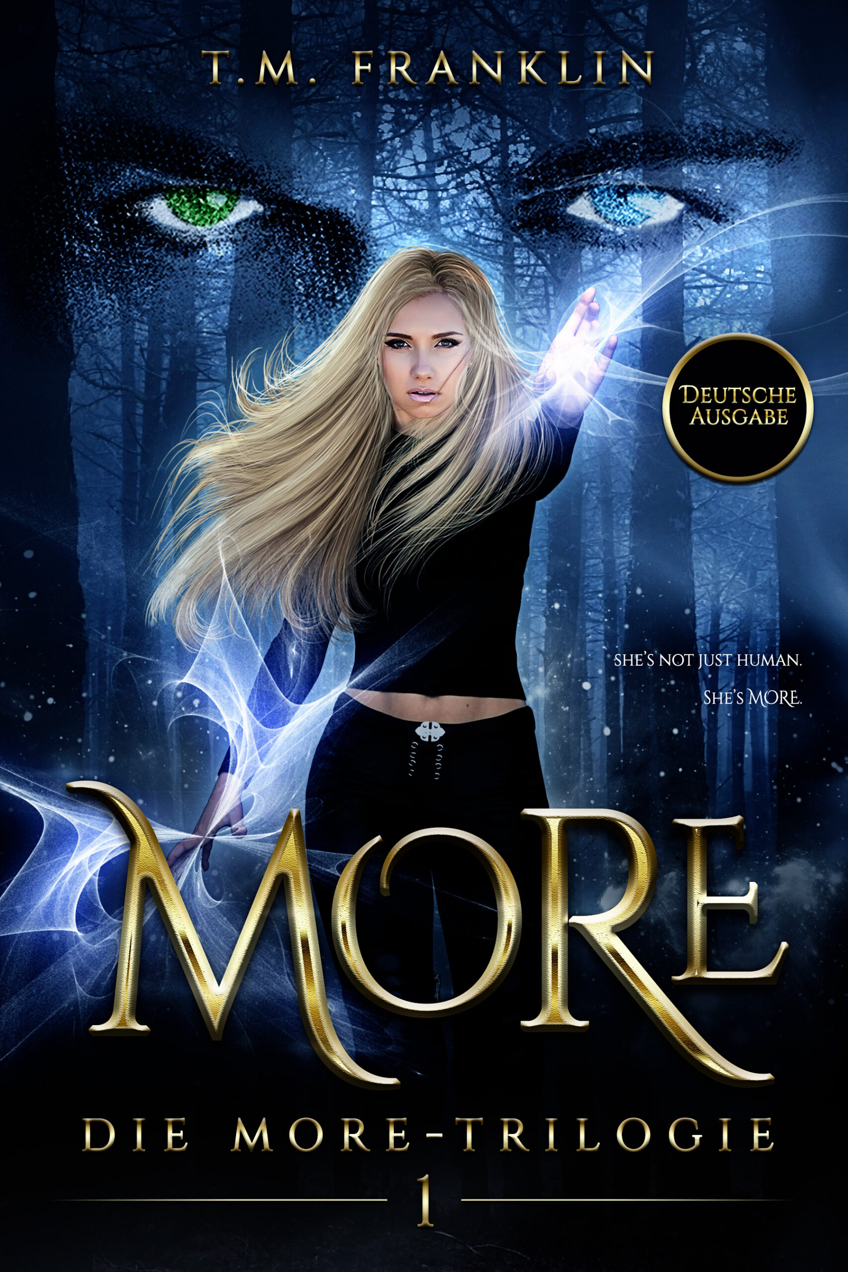 Blonde Frau in schwarzer Kleidung mit leuchtender Energie in der Hand, im Wald. Goldener Titel „MORE – Die More-Trilogie“.